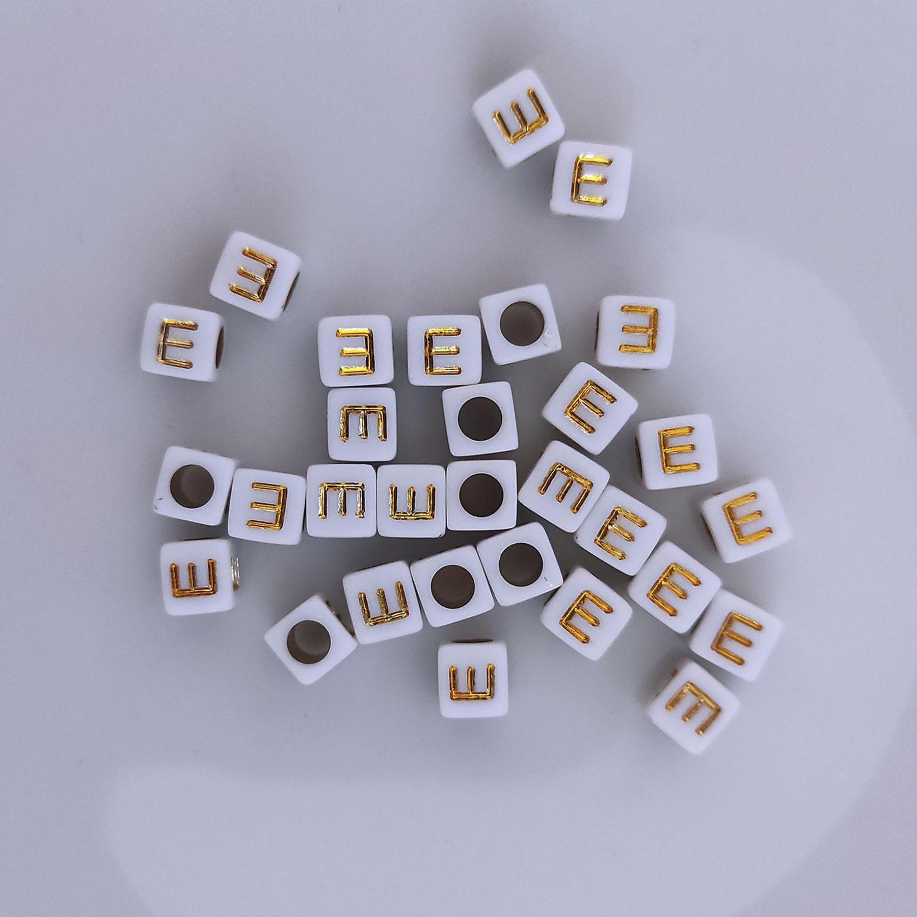 Buchstaben Perlen, 30 Stück, 6x6 mm, weiß mit gold, eckig, Buchstabe E