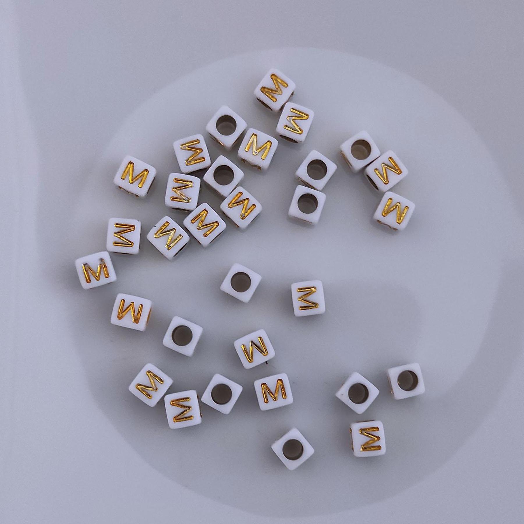 Buchstaben Perlen, 30 Stück, 6x6 mm, weiß mit gold, eckig, Buchstabe M