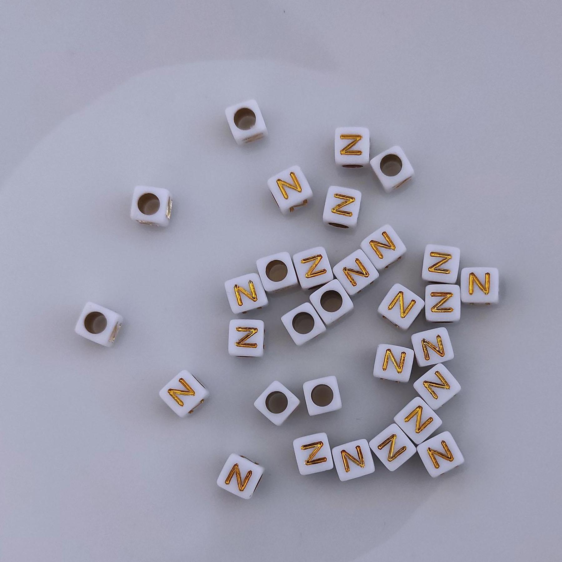Buchstaben Perlen, 30 Stück, 6x6 mm, weiß mit gold, eckig, Buchstabe N