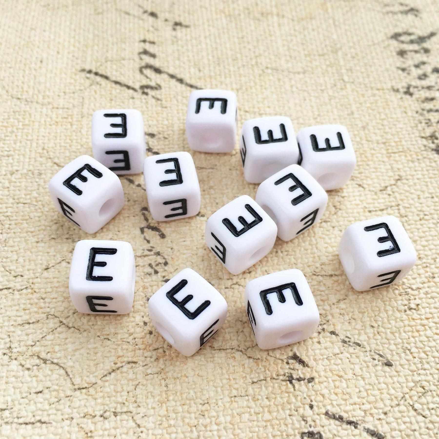 Buchstaben Perlen, 30 Stück, 6x6 mm, weiß mit schwarz, eckig, Buchstabe E