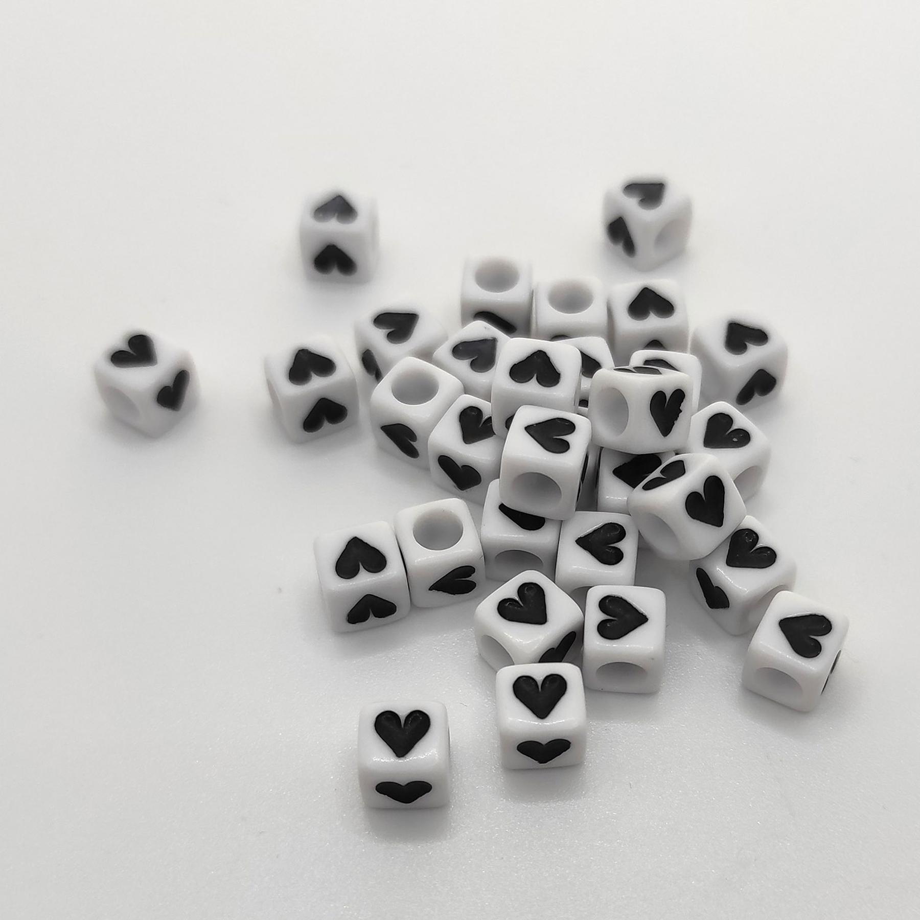 Buchstaben Perlen, 30 Stück, 6x6 mm, weiß mit schwarz, eckig, Herz