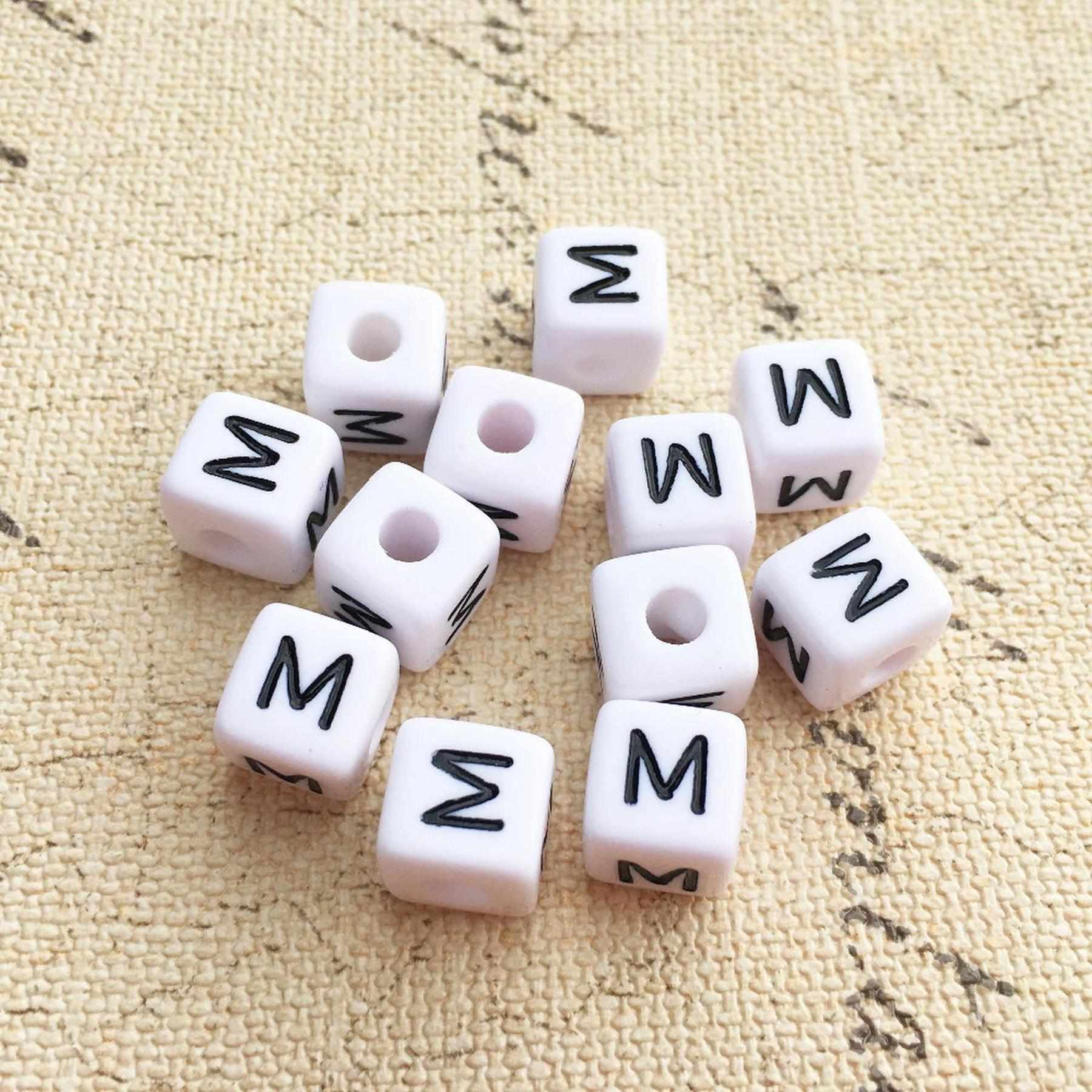 Buchstaben Perlen, 30 Stück, 6x6 mm, weiß mit schwarz, eckig, Buchstabe M