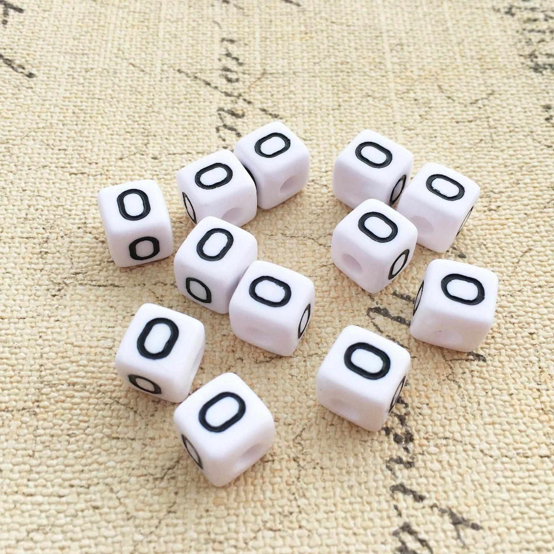 Buchstaben Perlen, 30 Stück, 6x6 mm, weiß mit schwarz, eckig, Buchstabe O