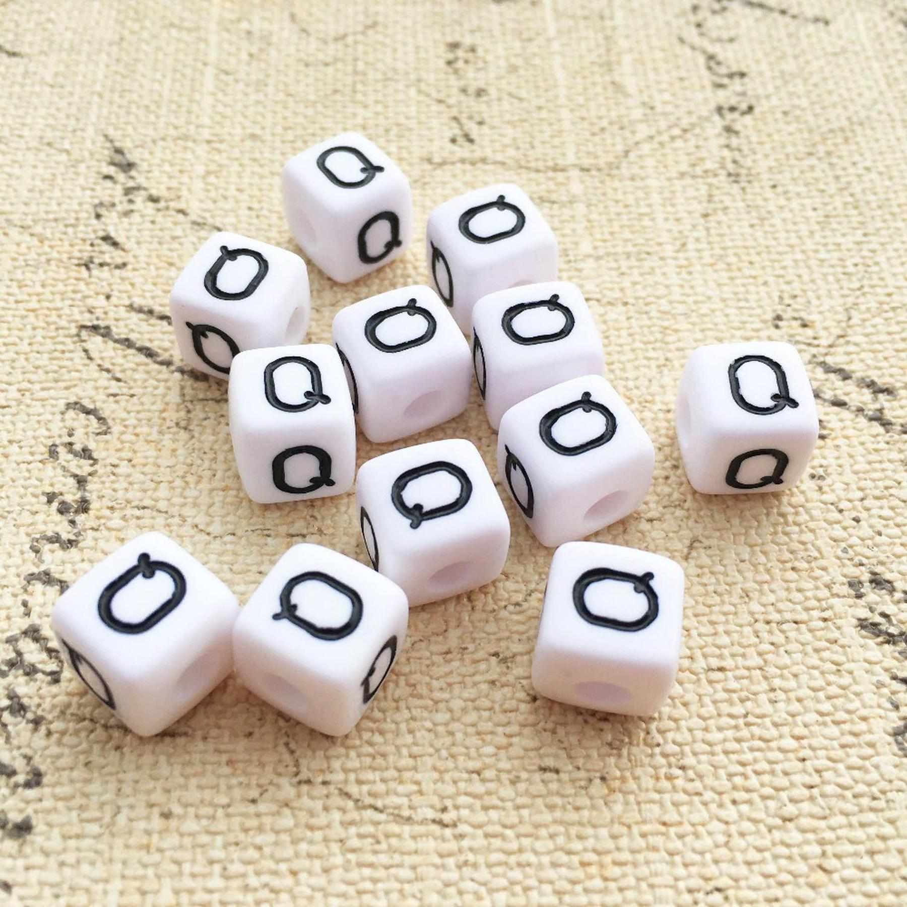 Buchstaben Perlen, 30 Stück, 6x6 mm, weiß mit schwarz, eckig, Buchstabe Q