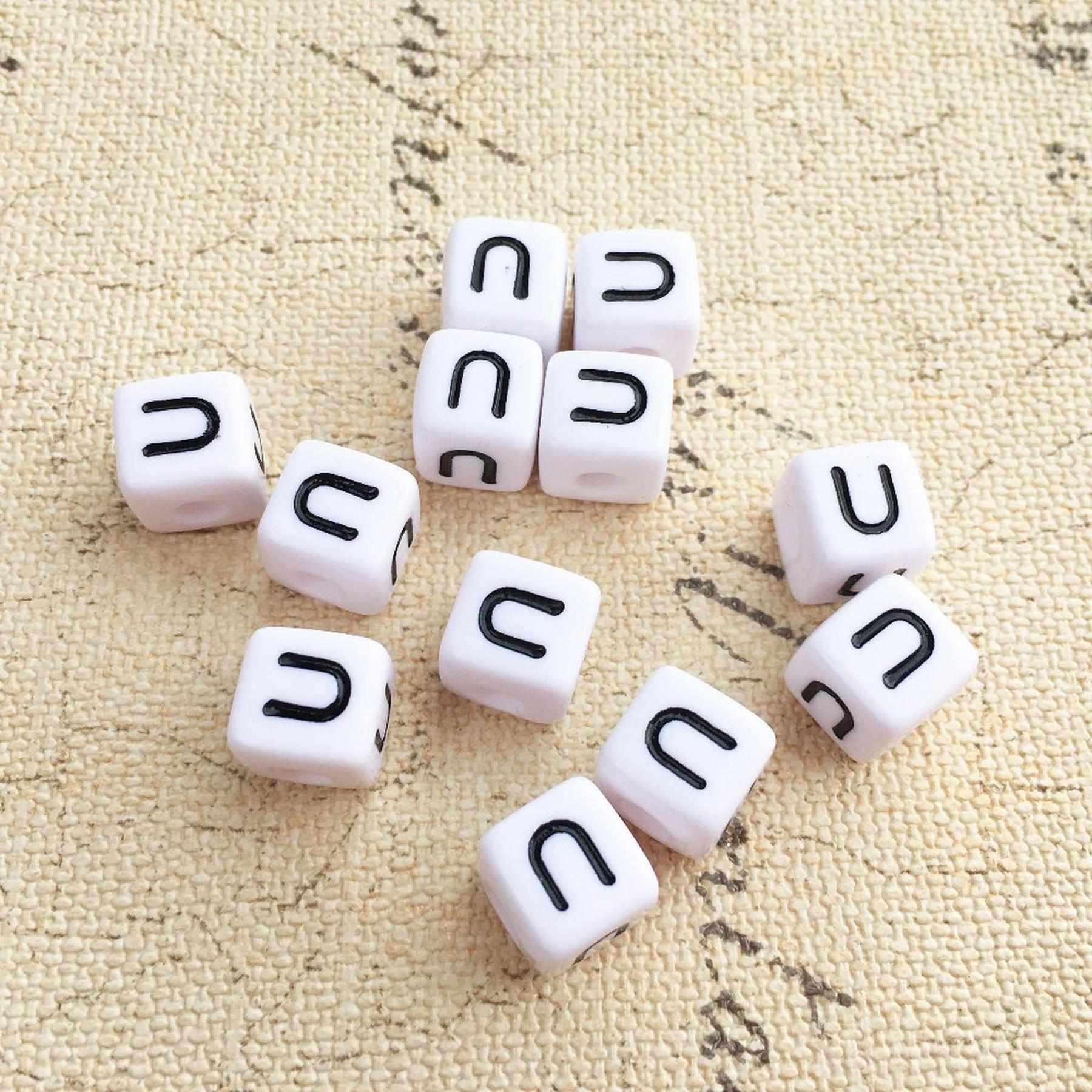 Buchstaben Perlen, 30 Stück, 6x6 mm, weiß mit schwarz, eckig, Buchstabe U