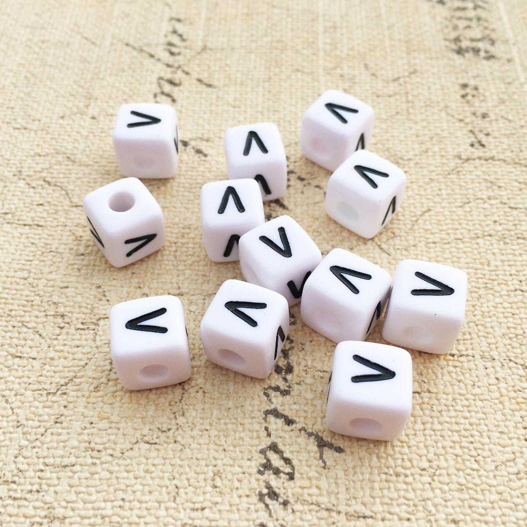 Buchstaben Perlen, 30 Stück, 6x6 mm, weiß mit schwarz, eckig, Buchstabe V