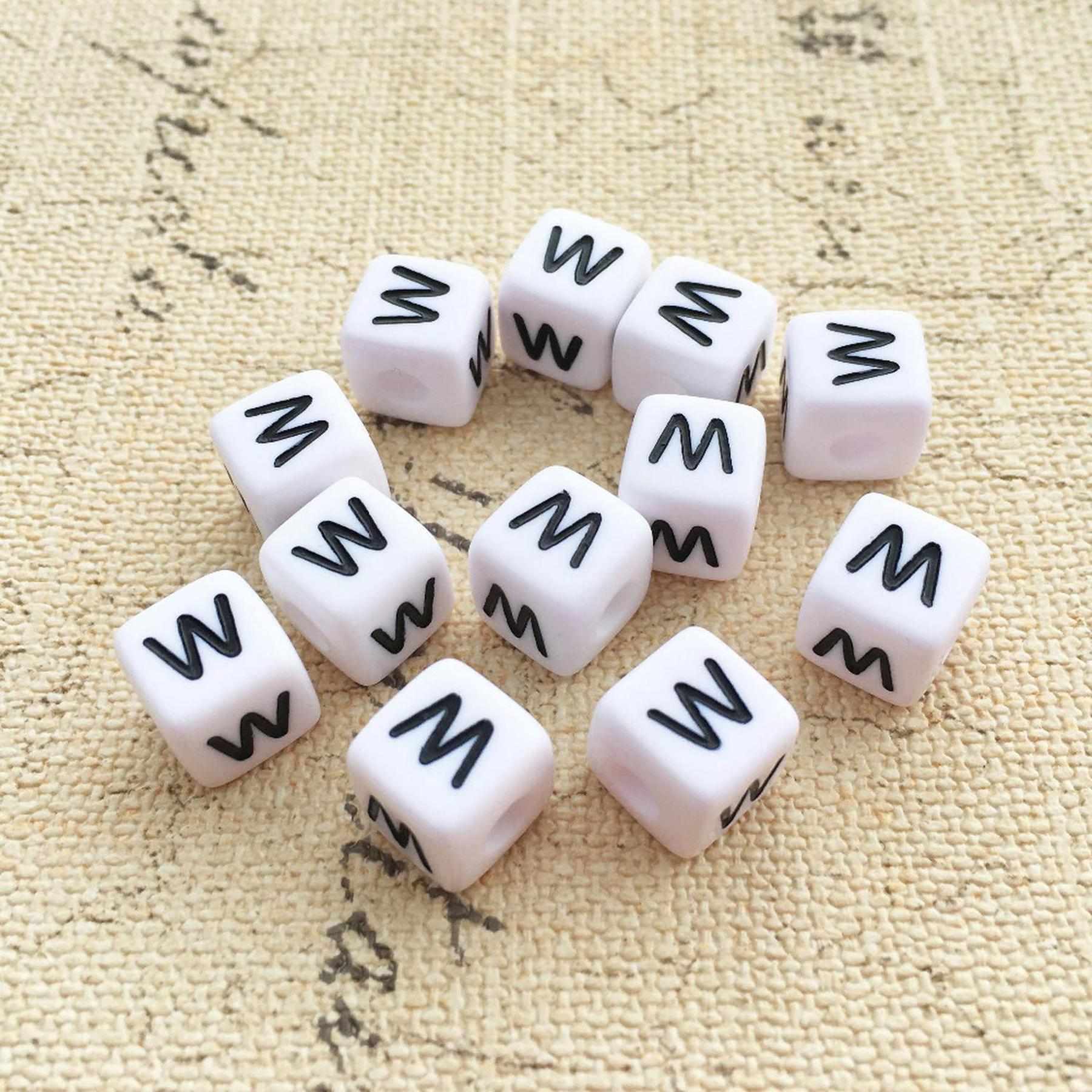 Buchstaben Perlen, 30 Stück, 6x6 mm, weiß mit schwarz, eckig, Buchstabe W