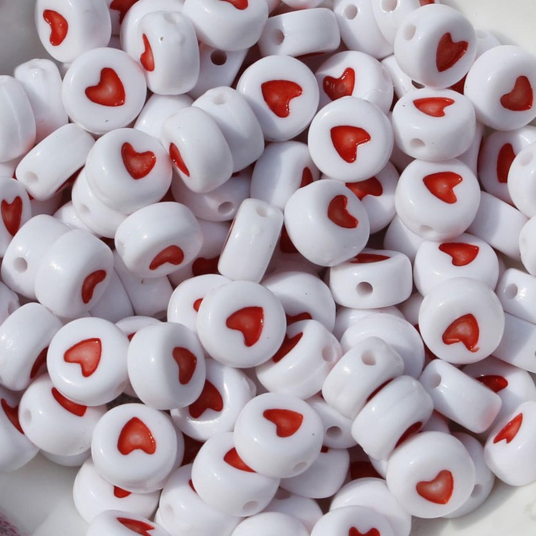 Buchstaben Perlen, 30 Stück, 4x7 mm, weiß, rund, rotes Herz